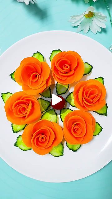 Veggie Decorations Food Art, Food Garnish, Amazing Food Platters, Vegetable Decoration, Fruit Platter Designs, Amazing Food Hacks, Culinary Cooking, Decorações Com Comidas, Fruit And Vegetable Carving