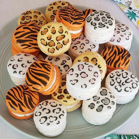 Safari Theme Macarons, Jungle Theme Macarons, Jungle Macarons, Safari Macarons, Macaron Decoration, Black Buttercream, Bicycle Cake, Decorating Desserts, Metallic Cake