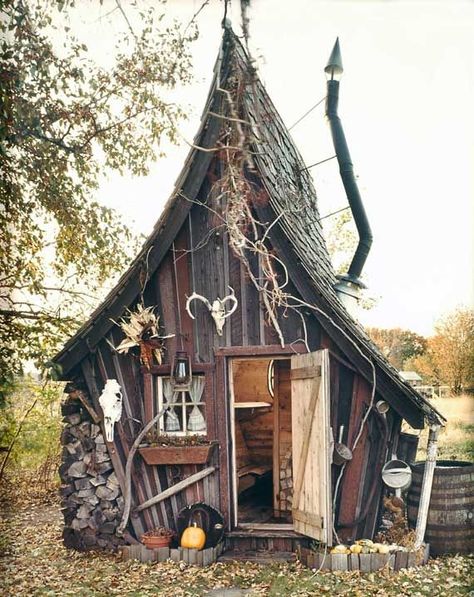 [Photo dump] - More Witchy/strega inspiration. - Album on Imgur Witches Cottage, Casa Hobbit, Tree House Diy, Witch Cottage, Tree House Designs, Unusual Homes, Small Buildings, Witch House, Cabins And Cottages