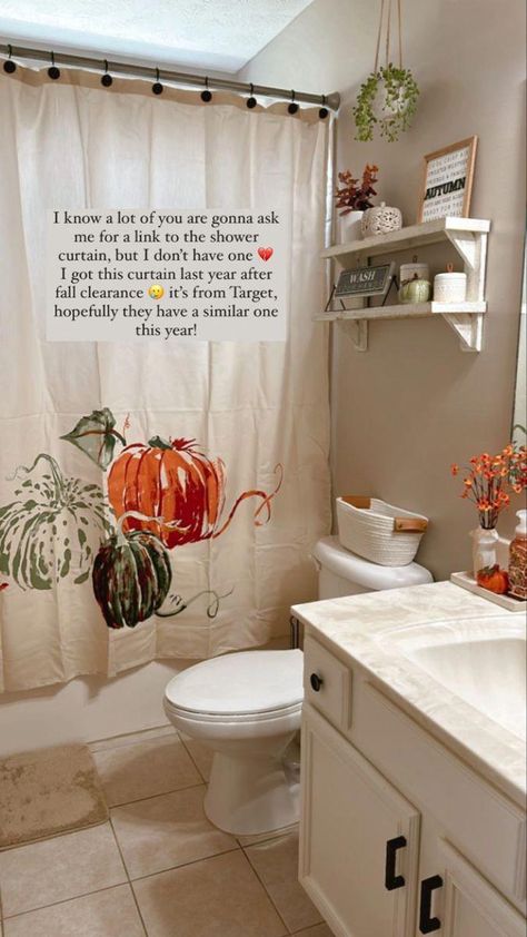 Bathroom Fall Ideas Decor, Thanksgiving Decorations Bathroom, Fall Restroom Decor Ideas, Bedroom Planning, Fall Apartment, Bathroom Dream, Easy Thanksgiving Table Decor, Fall Bathroom Decor Ideas, Holiday Bedroom Decor