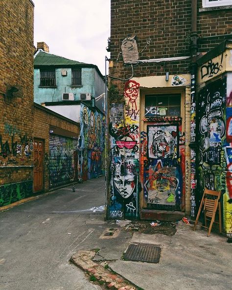 The best art can be found on the streets. And this little cul-de-sac in the heart of Brick Lane is testament to that. #MRPORTERphotolondon #MRPORTER garyhor Brick Lane Vintage Market, Brick Lane London, Ophelia Aesthetic, Lane Aesthetic, Uk Aesthetic, Street Mural, Circle Drawing, Brick Lane, London Photos