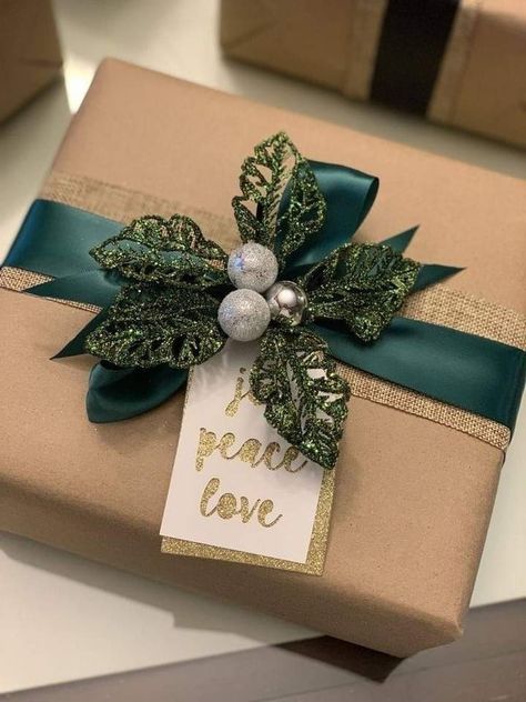 Pretty Xmas Wrapping, Christmas Packaging For Small Gifts, Pretty Wrapped Gifts, Elegant Gift Wrapping Classy, Christmas Wrapping Aesthetic, Packing Ideas Gift, Wine Gift Wrap, Elegant Gift Wrapping Ideas, Professional Gift Ideas