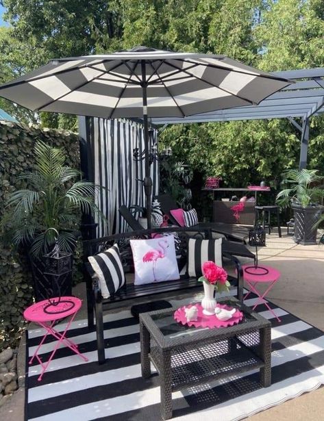 Pink Patio Ideas, Pink Backyard Ideas, Pink Patio Decorating Ideas, Flamingo Patio Decor, Goth Patio, Pink Patio Decor, Flamingo Outdoor Decor, Pink Backyard, Pink Patio