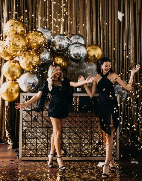 Anniversaire Diy, Gatsby Themed Party, Christmas Dinner Party, Silver Party, Christmas Balloons, Gold Girl, Gatsby Party, Gold Party, New Years Decorations