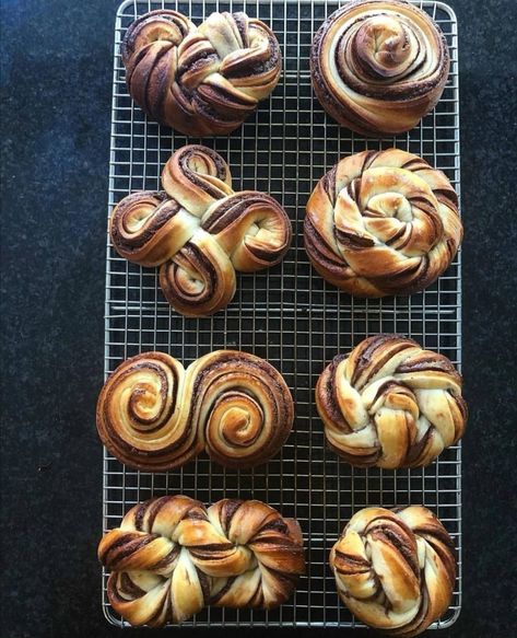 Braided Nutella Bread, Nutella Rolls, Chocolate Brioche, Cinnamon Roll Recipe Homemade, Braided Bread, Bread Shaping, Sweet Dough, Bread Bun, Sweet Snacks Recipes