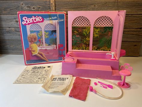 The bubble bath for the Barbie doll from the Mattel brand from 1981. Set includes original box, bath, accessories and instruction papers. All in good condition except the box which has signs of wear and adhesive tape. See the photos closer. Sold as seen in the photos. I combine purchases for shipping. I do not take returns or issue refunds except for overpaid postage when multiple items are combined for shipping. Barbie Bathtub, 1980s Barbie Dolls, Barbie Bath, Pink Bathtub, Bath Luxury, 1980s Barbie, Vintage Bathtub, Barbie Playsets, Luxury Bathtub