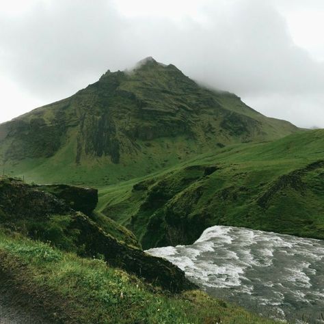 Yennefer Of Vengerberg, Green Mountain, Nature Aesthetic, Pretty Places, Green Aesthetic, Outlander, Beautiful World, Happy Places, The Great Outdoors