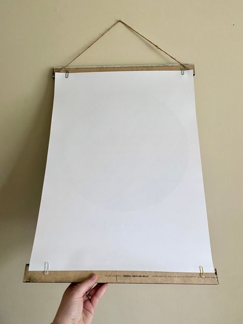 Diy Wood Hanging Frame, Poster Hanging Ideas Diy, Diy Wood Hanger, Easel Picture Frame, Hanging Canvas Prints, Diy Hanging Frame, Diy Magnetic Poster Hanger, Diy Poster Frame Ideas, Poster Hanging Ideas Display