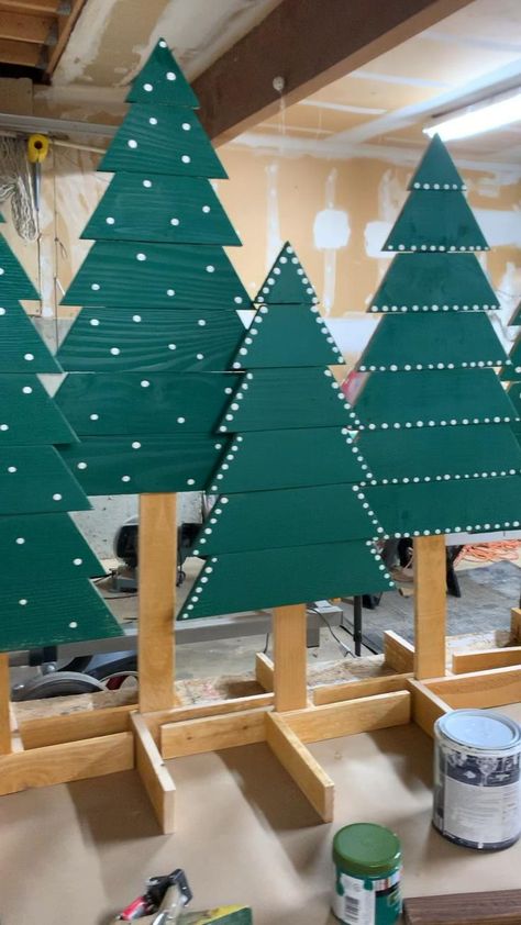 Outdoor Wood Christmas Tree Diy, Painted Wooden Trees Christmas, Simple Fence, Wood Christmas Trees Diy, Diy Trees, Xmas Signs, Wooden Christmas Trees Diy, Wood Christmas Trees, Pallet Wood Christmas Tree