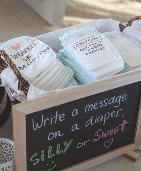 Un petit message drôle ou mignon a inscrire sur la couche de futur bébé lors de la baby shower. 🍼 Perlengkapan Bayi Diy, Idee Babyshower, Boy Baby Shower Ideas, Baby Shower Invitaciones, Cool Baby, Baby Shower Inspiration, Diy Valentine, Fiesta Baby Shower, Shower Bebe