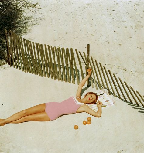 These fabulous vintage beach images from the Vogue  archives capture that classic feminine essence and luxury sunbathing from the 40s, 50s a... Photography Genres, Vogue Archive, Beyond The Sea, Photography Kit, Beach Images, Close Up Portraits, Retro Mode, Candid Photography, Moda Vintage