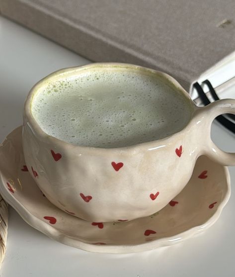 Mug Inspo Pottery, Air Clay Mug, Ceramic Pottery Aesthetic, Valentines Ceramics, Quirky Mugs, Gold Pottery, Heart Pottery, Mug Aesthetic, Ceramic Cafe