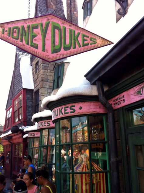 Honey Dukes, Harry Potter Places, Hogsmeade Village, Harry Potter New, Harry Potter Food, Harry Potter Cosplay, Harry Potter Halloween, Harry Potter Decor, Diagon Alley