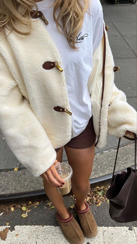 IG @carson_light Pinterest Photo Ideas, Fall Outfits New York, New York Fashion Aesthetic, Fluffy Jacket Outfit, New York City Fall, Uggs Fall, New York Aesthetic Outfits, Trendy Winter Fashion, Fluffy Jacket