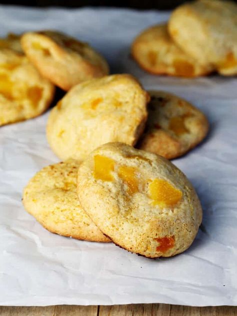 Get this tested, easy-to-follow recipe for gluten free peach pie cookies—all the taste of peach pie, in a neat little cookie! Peach Gluten Free, Gluten Free Peach Pie, Gluten Free On A Shoestring, Gf Sweets, Gf Baking, Cookies Gluten Free, Fruit Cookies, Pie Cookies, Gluten Free Cookie Recipes