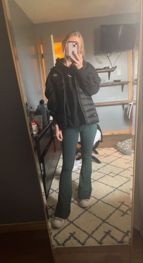 Lulu Winter Outfits, What To Wear With Dark Green Pants, Green Flare Leggings Outfit, Comfy School Fits, Converse Outfit Winter, Green Leggings Outfit, Boston 2023, Leggings And Converse, Funky Fits