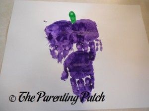 Fun handprint craft for the kids: grapes! G Is For Grapes, Letter G Crafts, Purple Crafts, Abc Crafts, Fruit Crafts, Abc Art, Footprint Crafts, Alphabet Crafts, Handprint Craft