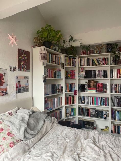 Rooms For Book Lovers, Aesthetic Bedroom Bookshelves, Book Lovers Bedroom Ideas, Book Lover Bedroom Ideas, Bookish Bedroom Aesthetic, Bookish Bedroom Ideas, Bedroom With Bookshelves, Book Bedroom Aesthetic, Book Bedroom Ideas