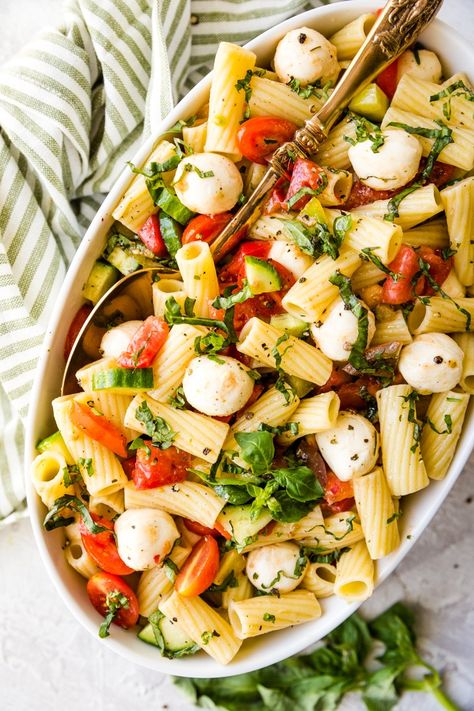 caprese pasta salad Rigatoni Pasta Salad, Pasta Salad Caprese, Salad Caprese, Pasta With Olives, Pasta Salad Ingredients, Tomatoes Mozzarella, Caprese Pasta Salad, Caprese Pasta, Rigatoni Pasta