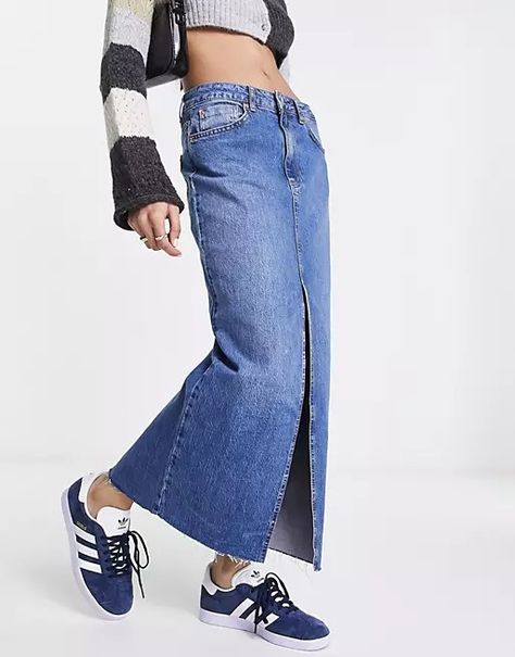 Discover great products at the best prices at Dealmoon. Stradivarius denim midi skirt with front split in midwash blue. Price:$29.60 at ASOS Blue Jean Outfits, European Summer Outfits, Bodycon Maxi Dresses, Denim Maxi Skirt, Summer Fashion Trends, Denim Midi Skirt, Big Fashion, Runway Collection, Linen Blazer