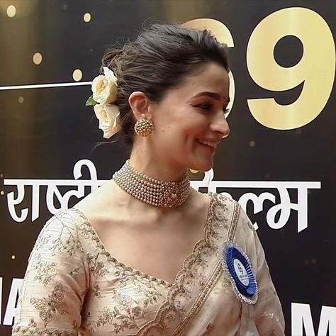 Indian Hair Bun, Alia Bhatt Hairstyles, Messy Bun For Short Hair, Half Bun Hairstyles, Hair Style On Saree, Pony Hairstyles, Bengali Bridal Makeup, Blouses Designs, Royal Indian