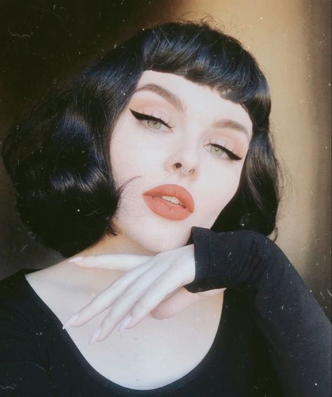 Pin Curls With Bangs, Bettie Bangs Bob, Pinup Haircut, Film Noir Makeup, Office Goth Makeup, Alt Wedding Makeup, Fem Fatale Makeup, Gothabilly Aesthetic, Vampy Hair