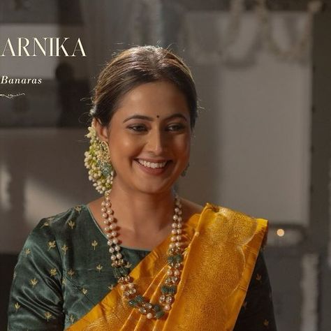 Amita Damani Design on Instagram: "Draped in elegance, a two-line necklace adorned with pearls, polki, and the enchanting allure of green mani. A symphony of sophistication in every shimmer. ✨💚 Outfit: @anonymousdesignerwear . . . . Manikarnika - Echoes of Banaras collection is a symphony of tradition and modern elegance. 🌟 #manikarnikacollection #banaras #goldnecklace #necklace #earrings #weddingcollection #weddingjewellery #jewelry #modernheirloom #gold #artisan #goldjewlery #jewelsofinstagram #ahmedabad #jewellery #jewelrydesigner #jewelleryartist #indianwedding #jewellerydesign #wedding #gems" Ahmedabad Jewellery, Modern Pearl Jewelry Necklace, Shimmer Outfit, Green Mani, Modern Pearl Jewelry, Fancy Blouse, Second Line, Pearl Jewelry Necklace, Ahmedabad