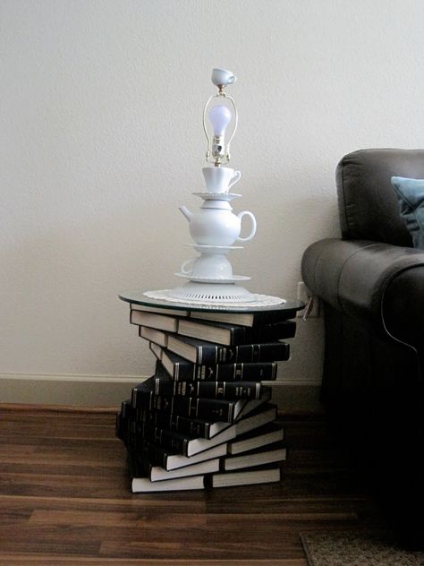 Combining DIY and a fantastic decor idea! Old Encyclopedias, Book Furniture, Book Lamp, Прикроватные Тумбочки, Upcycle Books, Glass End Tables, Book Smart, Inexpensive Home Decor, Design Salon