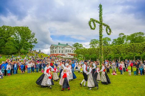 Swedish Dance around the Maypole on St. John's Eve Solstice Festival, Walpurgis Night, Summer Traditions, Swedish Traditions, Visit Sweden, New Years Traditions, Celebration Around The World, May Days, Beltane