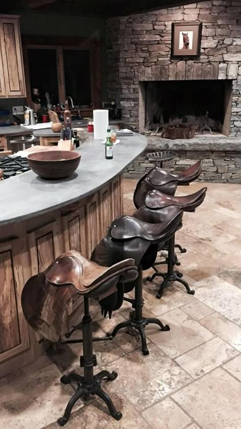 zadels Saddle Bar Stools, Western Bedroom Decor, Casa Country, Equestrian Decor, Interior Vintage, Western Home, Western Homes, Western Home Decor, Country House Decor