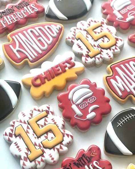 Diane Marston (@cookiecamelot) • Instagram photos and videos Chiefs Cookies, Chiefs Party, Super Bowl Cookies, Football Cookies, Cookie Cake Pie, Cookie Decorating Party, Superbowl Snacks, Sugar Cookie Designs, Cutout Sugar Cookies