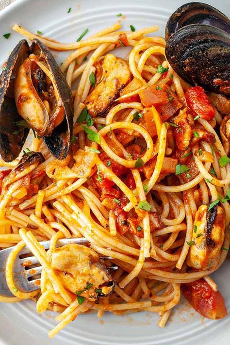 Mussels Recipe Tomato, Mussels Recipe Pasta, Quick And Easy Comfort Food, Mussels Pasta, Steamed Mussels, Mussels Recipe, Tomato Sauce Recipe, Easy Comfort Food, Tomato Pasta