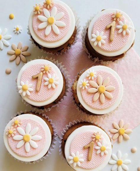 Cupcake Daisy Flower, Daisy Cupcakes Ideas, Daisy Cupcakes, Forest Birthday Party, 1st Birthday Girl Decorations, Idee Babyshower, Forest Birthday, Daisy Party, Twin First Birthday