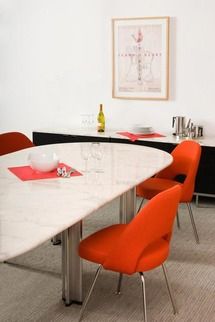 Knoll Saarinen Executive Armless Chair with Tubular Legs | 2Modern Furniture & Lighting Saarinen Executive Chair, Modular Table, Conference Chair, Comfortable Dining Chairs, Eero Saarinen, Conference Chairs, Armless Chair, Modern Dining Chairs, Dining Room Table