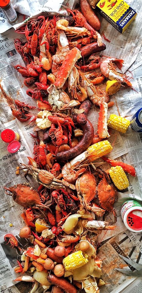 Seafood Boil On Table, Seafood Table Ideas, Seafood Buffet Ideas Parties, Seafood Boil Table, Crab Boil Party, Seafood Broil, Cajun Seafood Boil, Fish Boil, Seafood Boil Party