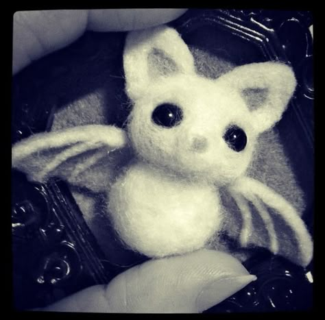 Adorable felted bat Animal Needle Felting, Halloween Felting Ideas, Felting Animals Easy, Spooky Needle Felting, Creepy Needle Felting, Goth Needle Felting, Small Needle Felting Projects, Halloween Needle Felting Ideas, Needle Felted Monsters