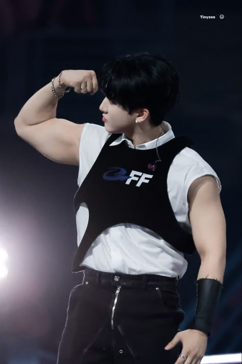 Changbin Muscles Wallpaper, Changbin Muscles, Changbin Boyfriend Material, Changbin Biceps, Changbin Skz, Chang Bin, Husky Voice, Seo Changbin, Rap God