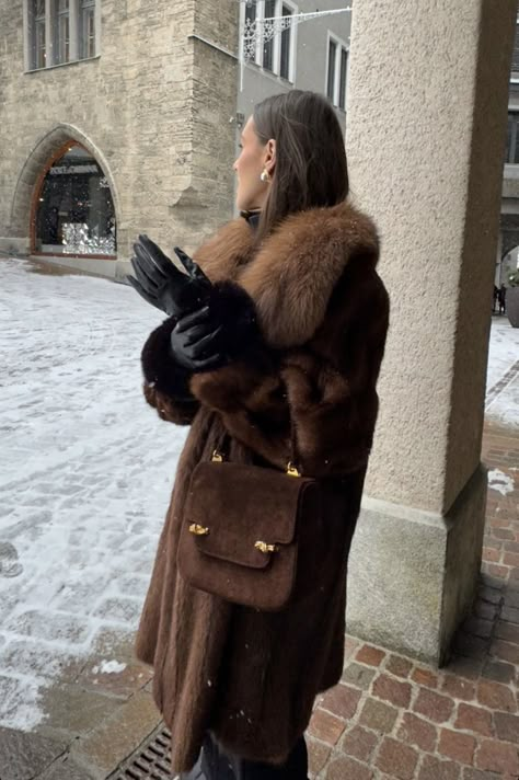 Mode Au Ski, Gloves Aesthetic, Gloves Outfit, Best Winter Outfits, Snow Outfit, Black Leather Gloves, Winter Outfit Inspiration, Fur Coats Women, Blair Waldorf