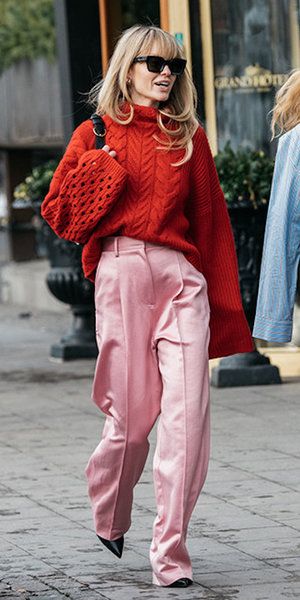 Mode Monochrome, Pink Pants Outfit, Outfits Quotes, Colour Blocking, Red Sweater, Pink Pants, Fashion Weeks, Mode Inspo, Fall Street Style