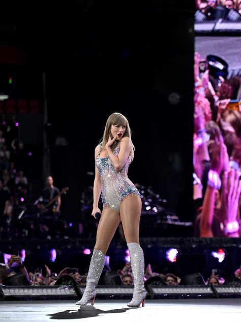 Taylor Swift in 4k (@4k_taylorr) on X Taylor Swift Performing, Taylor Swift Music Videos, 4k Images, Taylor Swift Music, Blue Bodysuit, Taylor Swift Videos, Taylor Swift Hair, Taylor Swift Concert, Red Taylor