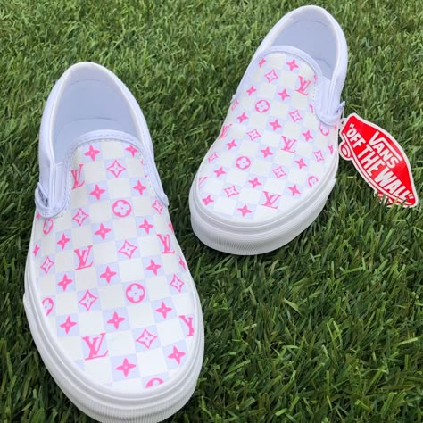 Custom Glow-In-The-Dark Logo Checkerboard Vans In White! Pics Taken In Different Lightings To Show Glow Logo Glows In The Dark After Sun/Uv Light Exposure Logo Is In Pink But If You’re Interested In A Diff. Color I Also Have Neon Green, Yellow, Orange, & Blue Available, Just Add And Comment In Bundle To Lmk :) Rainbow Nikes, Glow Logo, Customised Vans, Vans Shoes Women, Dark Logo, Checkerboard Vans, Nike Shoes Blue, Nike Shoes Women Fashion, Cute Vans