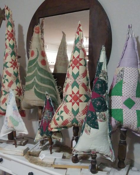 Old Quilt Christmas Trees, Christmas Trees Made From Old Quilts, Vintage Quilt Christmas Trees, Repurposed Vintage Quilts, What To Do With Old Quilts, Cloth Christmas Trees, Quilt Repurpose, Vintage Christmas Quilt, Repurposed Quilts