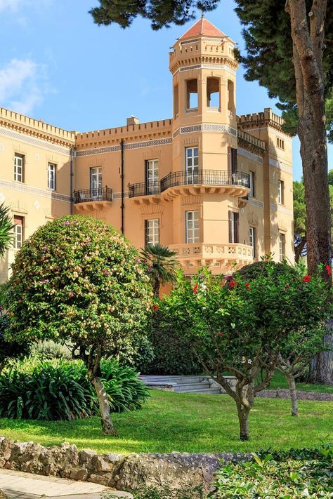 Full of old-world elegance that has charmed royalty and celebrities alike, Villa Igiea Palermo has been a Palermo landmark for over a century. #villaigeapalermo #palermo #sicily #resort #hotel #exterior #architecture #garden #villa #kiwicollection #carewhereyoustay Old Villas In Italy, Villa Igiea Palermo, Sicily Hotels, Architecture Garden, Villas In Italy, Hotel Exterior, Executive Room, Palermo Sicily, Superior Room