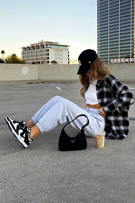 Best Streetwear Styles For Women Panda Shoes Outfit, Nike Dunks Outfit Woman Street Styles, Dunk Outfit Women, Comfy Sporty Outfits, Trendy Sneakers For Women, Dunk Low Outfit Women, Nike Dunk Outfit, Dunks Outfit Woman, Dunk Outfits