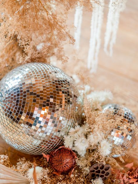 NYE Party Inspiration for 2020 is here! Disco balls, dried flowers, holographic table decor and shimmery midi dresses are the language of this modern shindig that is giving us ALL the holiday entertaining ideas we could ever ask for. Seriously, anyone who throws in a sparkler cake topper to finish off the night gets an A+ in our book. Check out all of these fun and fancy free New Years party ideas on #ruffledblog now - complete with a flower recipe to show you how to achieve this look too! Flower Recipe, Disco Glam, New Years Wedding, Nye Wedding, New Years Eve Weddings, Disco Fever, New Year's Eve Party, Boho Deco, Disco Balls