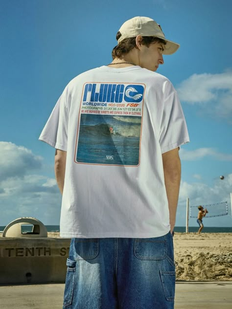 This is a modern and casual t-shirt by FLUKE that is made out of high quality and sturdy fabric. With unique design detail and trendy mood, you can style it for your casual and young daily outfit. - Tentar and tumble washed item- Bio washed cotton 100% fabric- Digital graphic print- Oversized silhouette Mens Clothing Styles Beach, Modern Tshirt Design Ideas, 90s Surf Fashion, Surfer Vibes Outfit, 80s Beach Fashion, Skate Style Mens, Tee Shirt Product Photography, Men’s Graphic Tees, Beach Guy Aesthetic