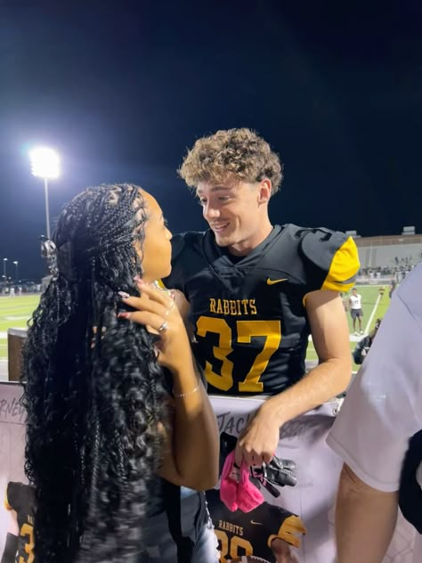 football boyfriend Cheer Girlfriend And Football Boyfriend, Teen Couple Aesthetics, Football Couples Aesthetic, Football Boyfriend Aesthetic, Interracial Couple Aesthetics, Athlete Boyfriend, Nfl Couples, Nerd Bf, Football Bf