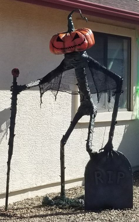 Haloween Decoracion Creepy, Haloween Decoracion Yard, Halloween Witch Door Decorations, Halloween Decorations Wall, Halloween Topiary, Halloween Pillar Decorations, Giant Spider Halloween Diy, Halloween Facade Diy, Halloween Homemade Decorations