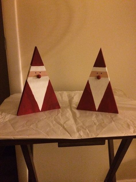 Diy Wood Santa, Diy Christmas Angel Ornaments, Recycled Christmas Decorations, Wood Triangle, Wood Christmas Decorations, Wooden Christmas Crafts, Christmas Crafts For Adults, Pallet Christmas, Wooden Santa