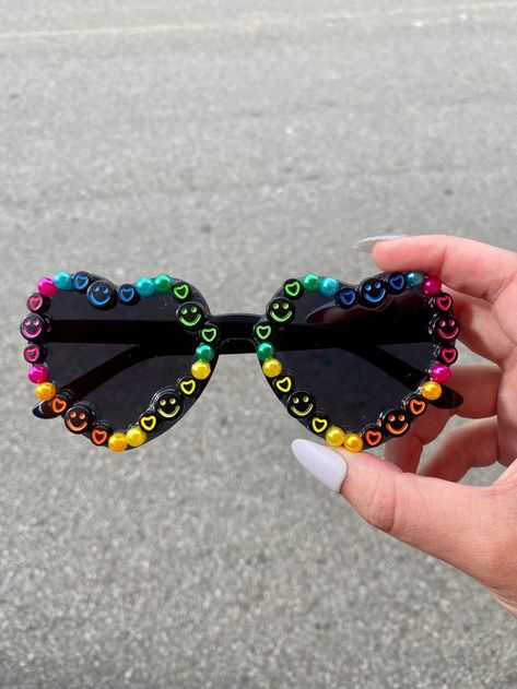 Diy Sunglasses, Beaded Sunglasses, Heart Glasses, Fun Sleepover Ideas, Party Sunglasses, Diy Crafts To Do, Things To Do At A Sleepover, Summer Diy, Summer Crafts